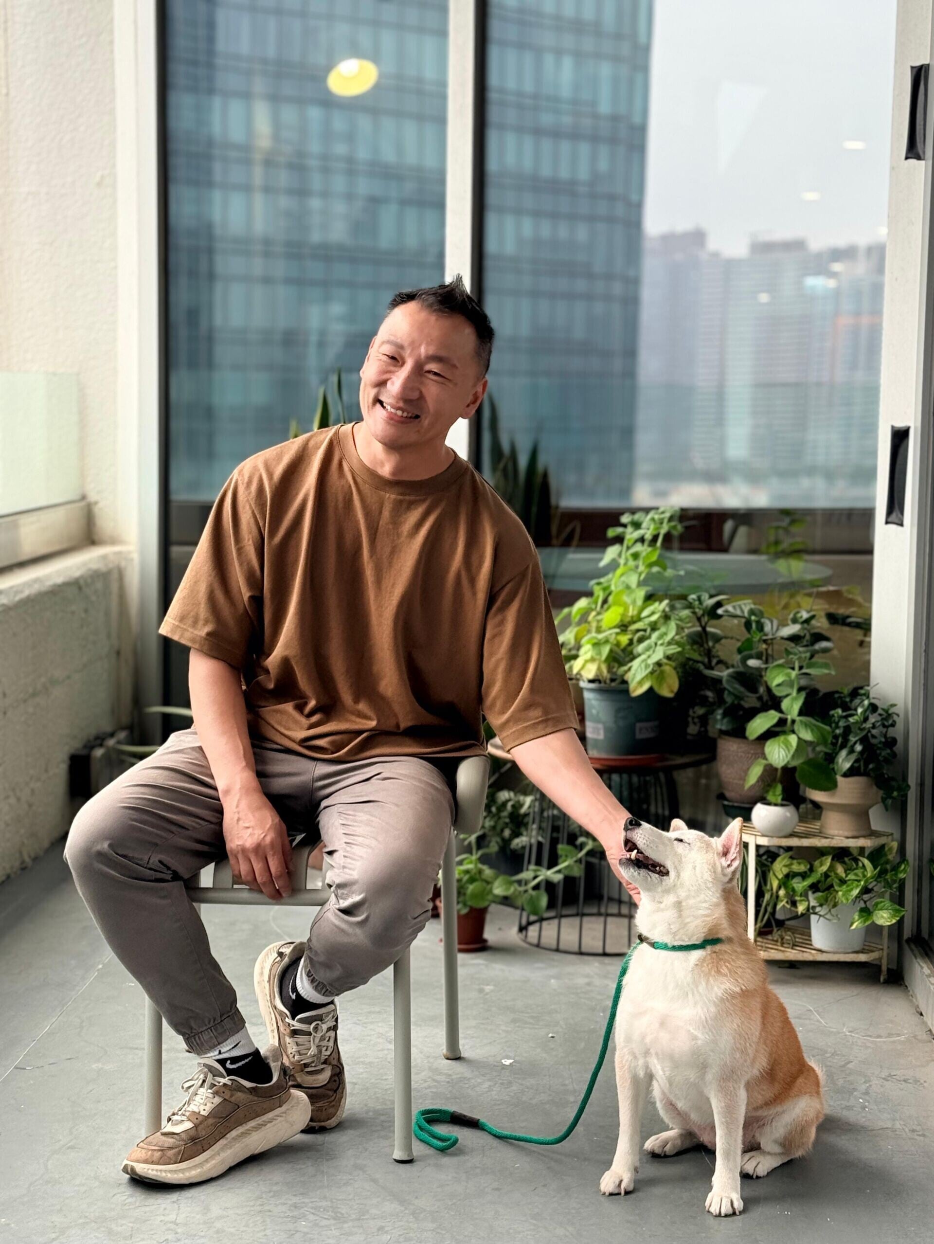 馴犬師高耀忠(Eric Ko)提醒狗主放狗時切勿分心 (受訪者提供)