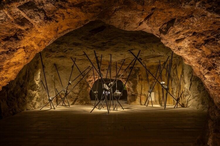 黃岩石窟1號窟內擺放了由廢舊汽車零件製作的裝置作品,呼應了石窟由廢礦重獲新生的故事。(圖片來源:視覺中國)