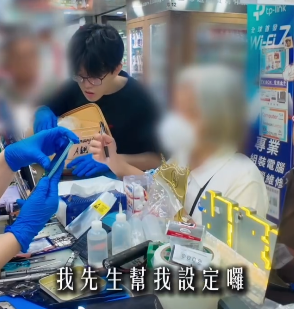 一名老婦忘記舊手機解鎖密碼,擔心無法取回與亡夫的貴重合照,到深水埗黃金電腦商場一間手機維修店求助,店員鍥而不捨地嘗試,最終憑藉婆婆的姓氏嘗試,終成功解鎖。婆婆看到無價回憶時即流下眼淚。(Threads@ezfixhk)