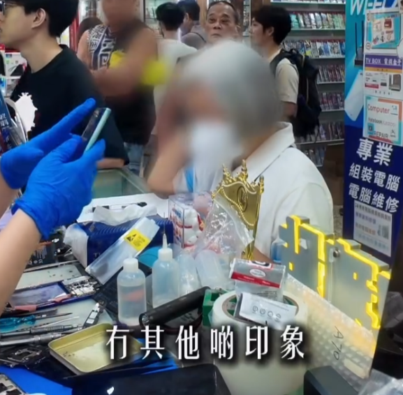 一名老婦忘記舊手機解鎖密碼,擔心無法取回與亡夫的貴重合照,到深水埗黃金電腦商場一間手機維修店求助,店員鍥而不捨地嘗試,最終憑藉婆婆的姓氏嘗試,終成功解鎖。婆婆看到無價回憶時即流下眼淚。(Threads@ezfixhk)