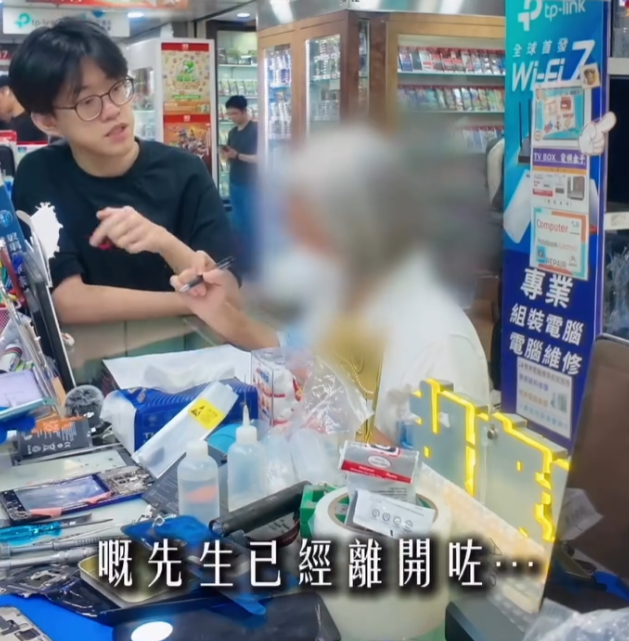 一名老婦忘記舊手機解鎖密碼,擔心無法取回與亡夫的貴重合照,到深水埗黃金電腦商場一間手機維修店求助,店員鍥而不捨地嘗試,最終憑藉婆婆的姓氏嘗試,終成功解鎖。婆婆看到無價回憶時即流下眼淚。(Threads@ezfixhk)
