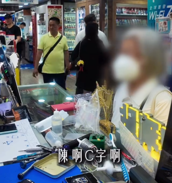 一名老婦忘記舊手機解鎖密碼,擔心無法取回與亡夫的貴重合照,到深水埗黃金電腦商場一間手機維修店求助,店員鍥而不捨地嘗試,最終憑藉婆婆的姓氏嘗試,終成功解鎖。婆婆看到無價回憶時即流下眼淚。(Threads@ezfixhk)
