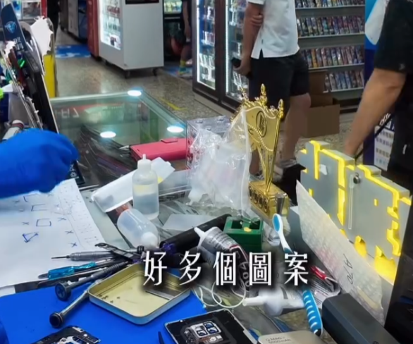 一名老婦忘記舊手機解鎖密碼,擔心無法取回與亡夫的貴重合照,到深水埗黃金電腦商場一間手機維修店求助,店員鍥而不捨地嘗試,最終憑藉婆婆的姓氏嘗試,終成功解鎖。婆婆看到無價回憶時即流下眼淚。(Threads@ezfixhk)