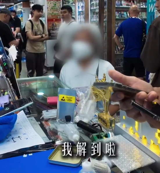 一名老婦忘記舊手機解鎖密碼,擔心無法取回與亡夫的貴重合照,到深水埗黃金電腦商場一間手機維修店求助,店員鍥而不捨地嘗試,最終憑藉婆婆的姓氏嘗試,終成功解鎖。婆婆看到無價回憶時即流下眼淚。(Threads@ezfixhk)