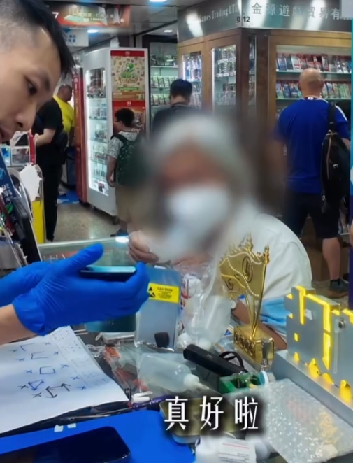 一名老婦忘記舊手機解鎖密碼,擔心無法取回與亡夫的貴重合照,到深水埗黃金電腦商場一間手機維修店求助,店員鍥而不捨地嘗試,最終憑藉婆婆的姓氏嘗試,終成功解鎖。婆婆看到無價回憶時即流下眼淚。(Threads@ezfixhk)