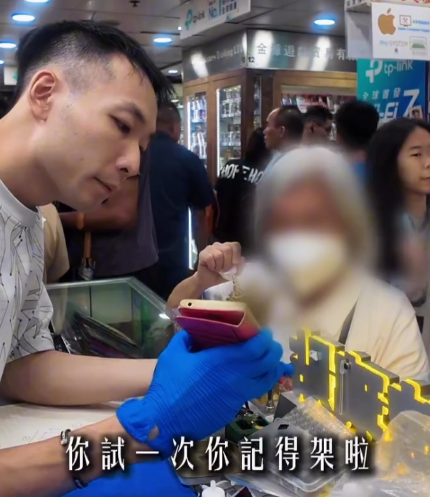 一名老婦忘記舊手機解鎖密碼,擔心無法取回與亡夫的貴重合照,到深水埗黃金電腦商場一間手機維修店求助,店員鍥而不捨地嘗試,最終憑藉婆婆的姓氏嘗試,終成功解鎖。婆婆看到無價回憶時即流下眼淚。(Threads@ezfixhk)