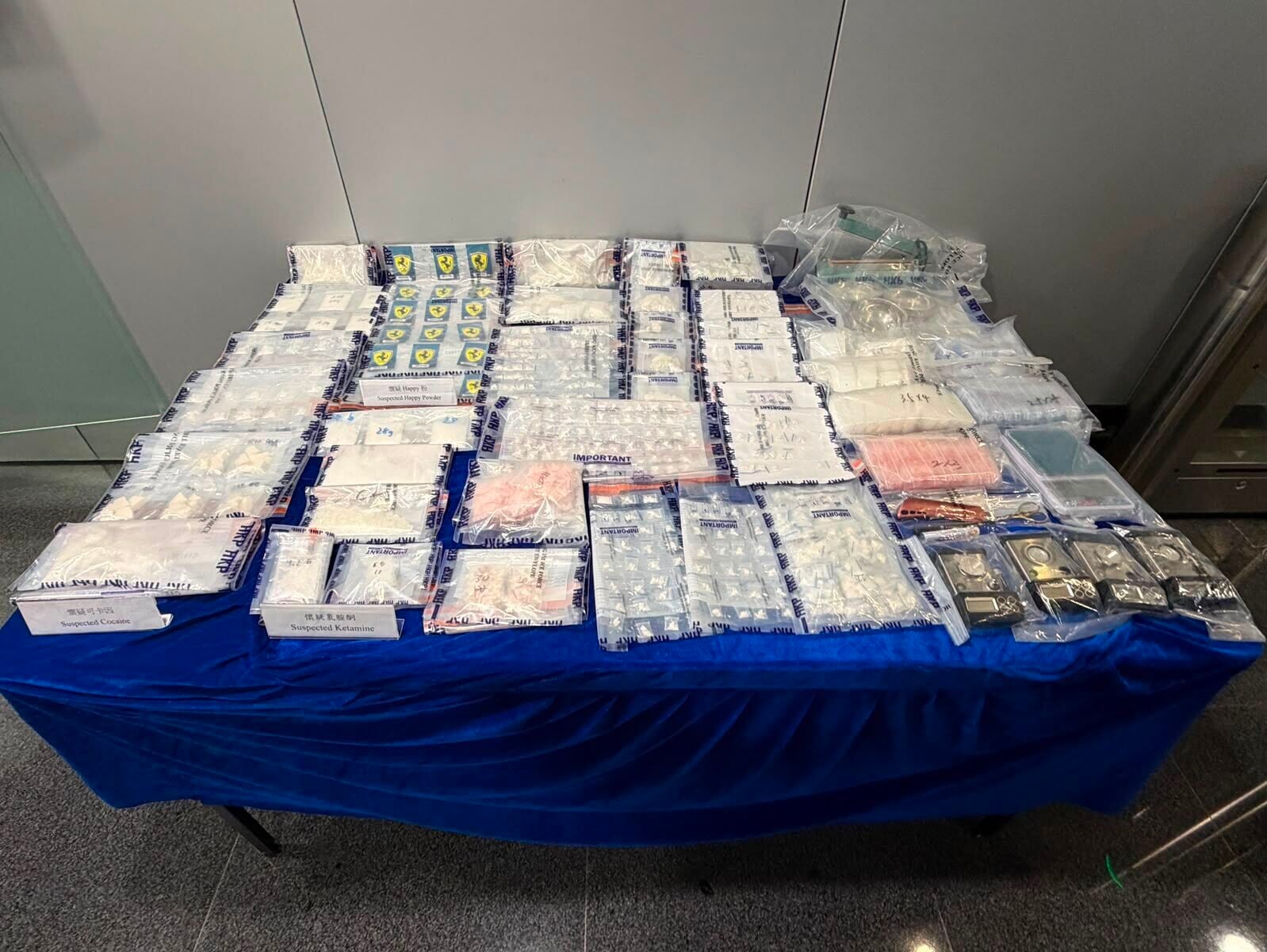 警葵涌荃灣搗3毒品倉檢140萬元貨,4男被捕年齡介乎16至19歲。