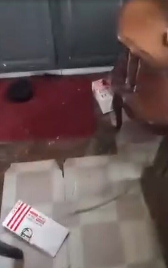 地上只餘KFC外賣盒