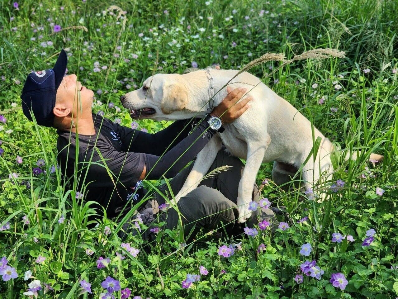 蒸蛋與其領犬員。(FB)