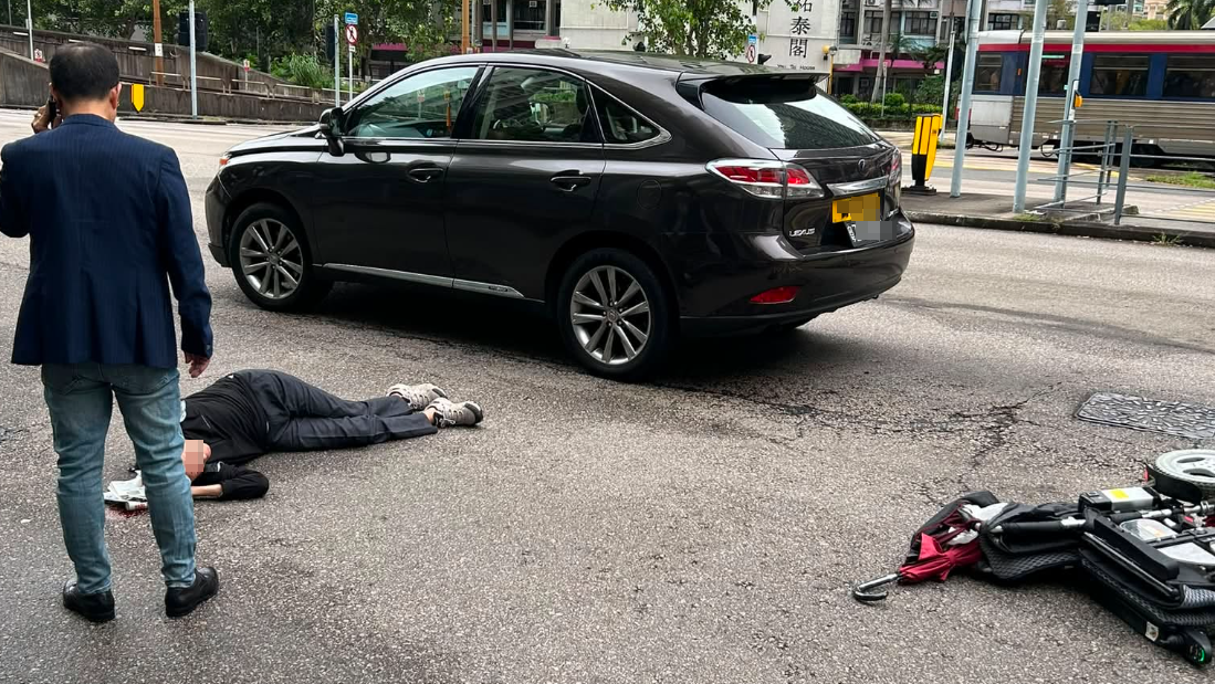 天水圍一輛掛中港牌私家車沿天城路行駛，至輕鐵天慈站對開一行人過路處時，撞倒一名輪椅老翁，老翁當場倒臥於馬路中央(網上圖片)
