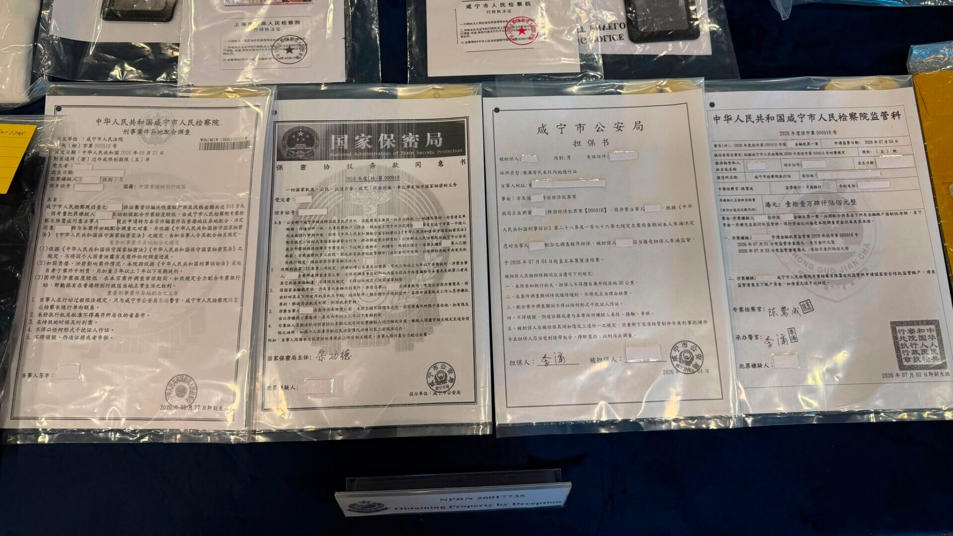 警方東區警區重案組偵破「假冒官員」電話騙案，以涉嫌「以欺騙手段取得財產」拘捕兩名本地男女，與8宗案件有關，涉款逾一千萬元。