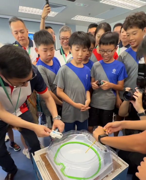鄧炳強出席「少年警訊夏令營2026」開展禮,其間與一班少訊成員玩陀螺(鄧炳強fb)