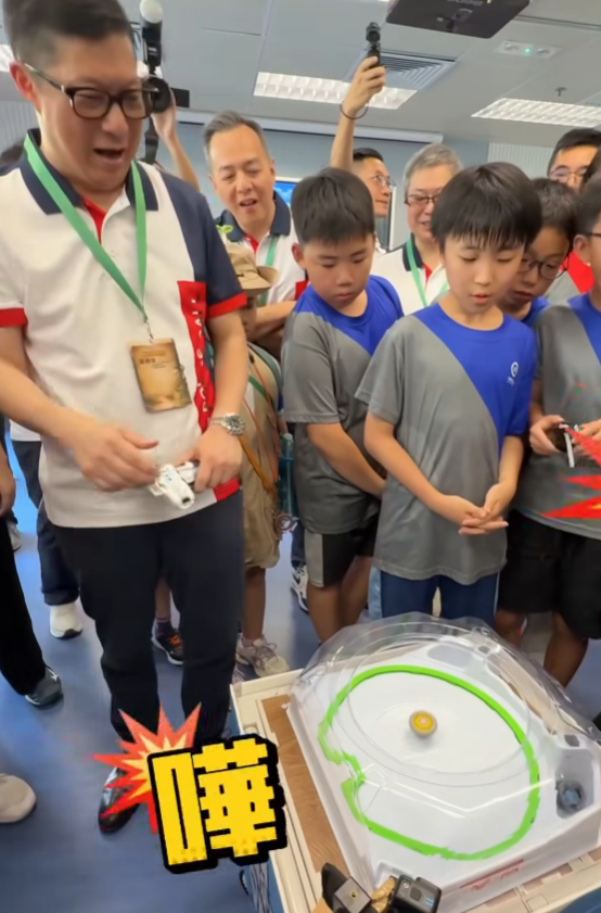 鄧炳強出席「少年警訊夏令營2026」開展禮,其間與一班少訊成員玩陀螺(鄧炳強fb)