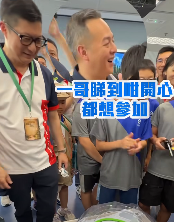 鄧炳強出席「少年警訊夏令營2026」開展禮,其間與一班少訊成員玩陀螺(鄧炳強fb)