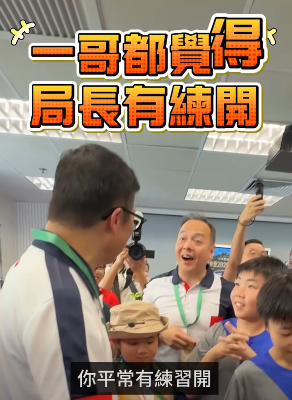鄧炳強出席「少年警訊夏令營2026」開展禮,其間與一班少訊成員玩陀螺(鄧炳強fb)
