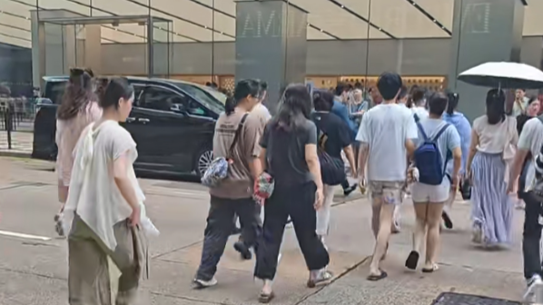 一名深圳女子7月帶孩子訪港旅遊期間，在尖沙咀廣東道Apple Store對出一段「望左望右」過路處橫過馬路時，險被快速駛至的車輛撞倒，當時不少人流過路，事後她撰寫電郵向運輸署反映安全隱患，獲正式回覆並提出具體整改方案。(小紅書)