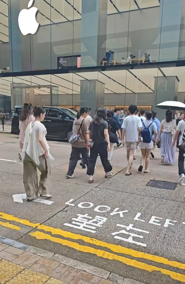 一名深圳女子7月帶孩子訪港旅遊期間,在尖沙咀廣東道Apple Store對出一段「望左望右」過路處橫過馬路時,險被快速駛至的車輛撞倒,當時不少人流過路,事後她撰寫電郵向運輸署反映安全隱患,獲正式回覆並提出具體整改方案。(小紅書)