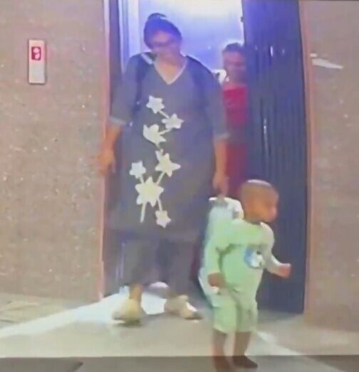 女兒和孫兒都順利走出。(X)