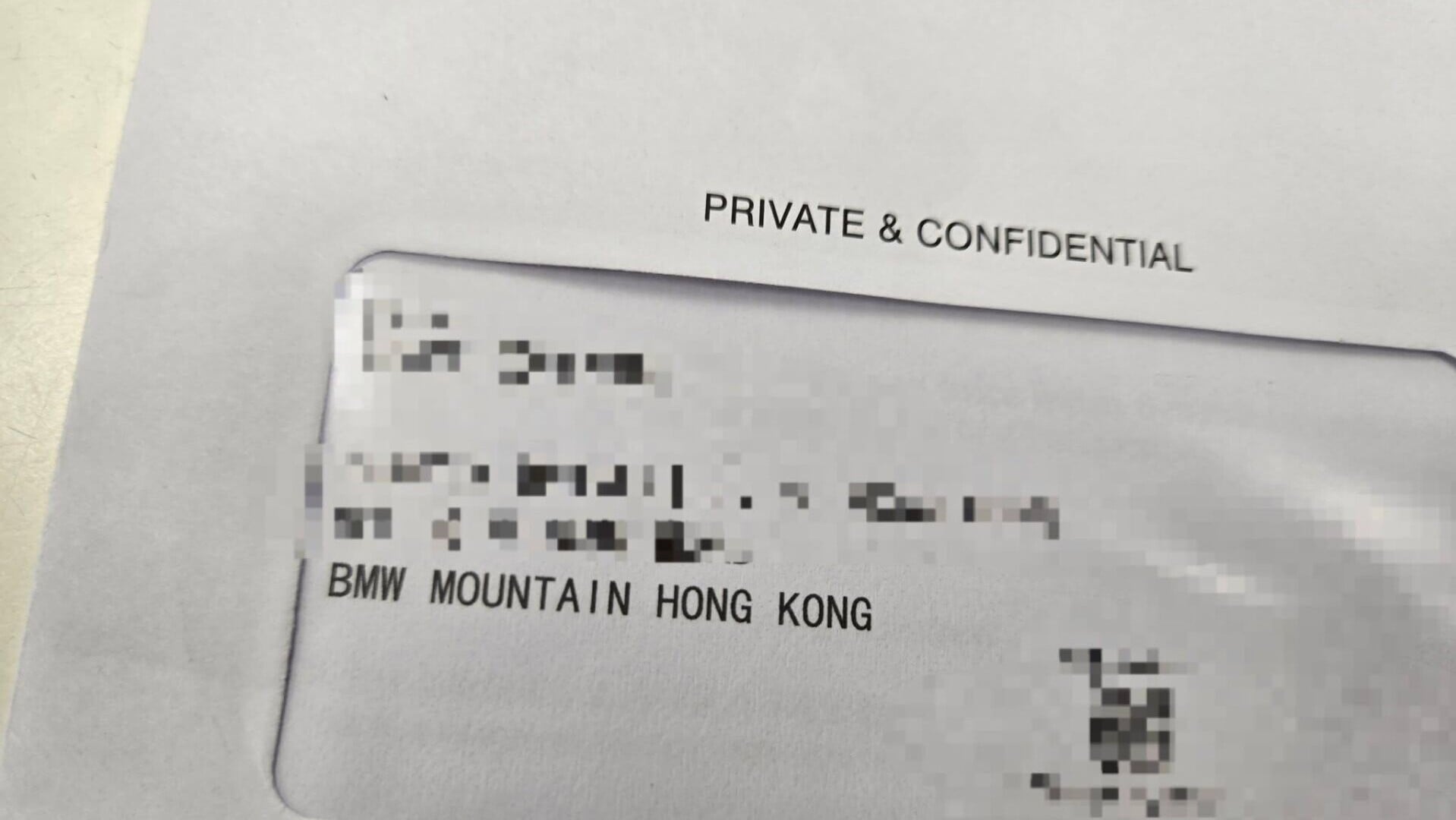 社交平台Threads有網民周四(20日)上載一張照片，顯示一封印有機密字眼的私人信件，收件地址寫上「BMW MOUNTAIN HONG KONG」。