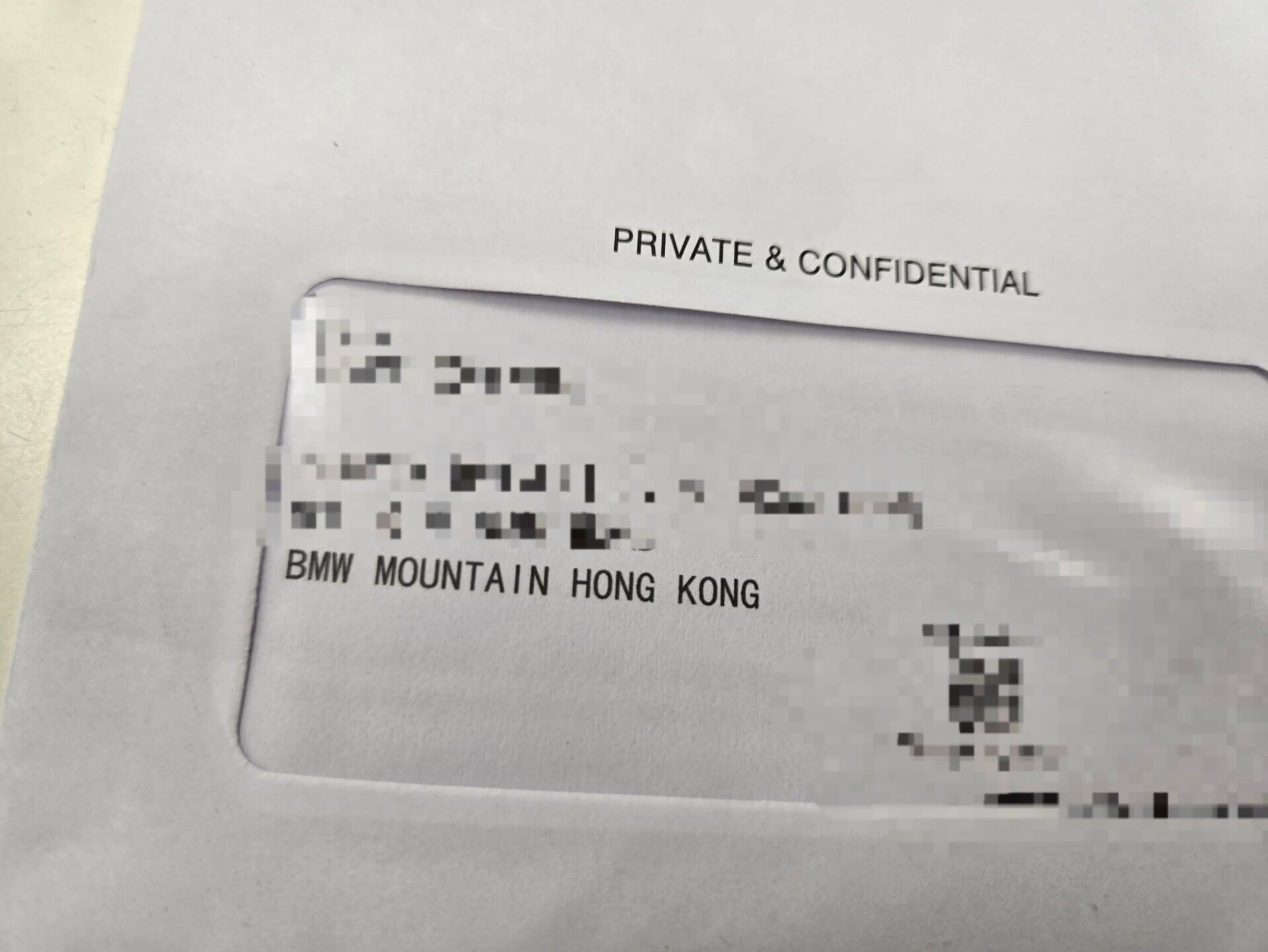 社交平台Threads有網民周四(20日)上載一張照片,顯示一封印有機密字眼的私人信件,收件地址寫上「BMW MOUNTAIN HONG KONG」。