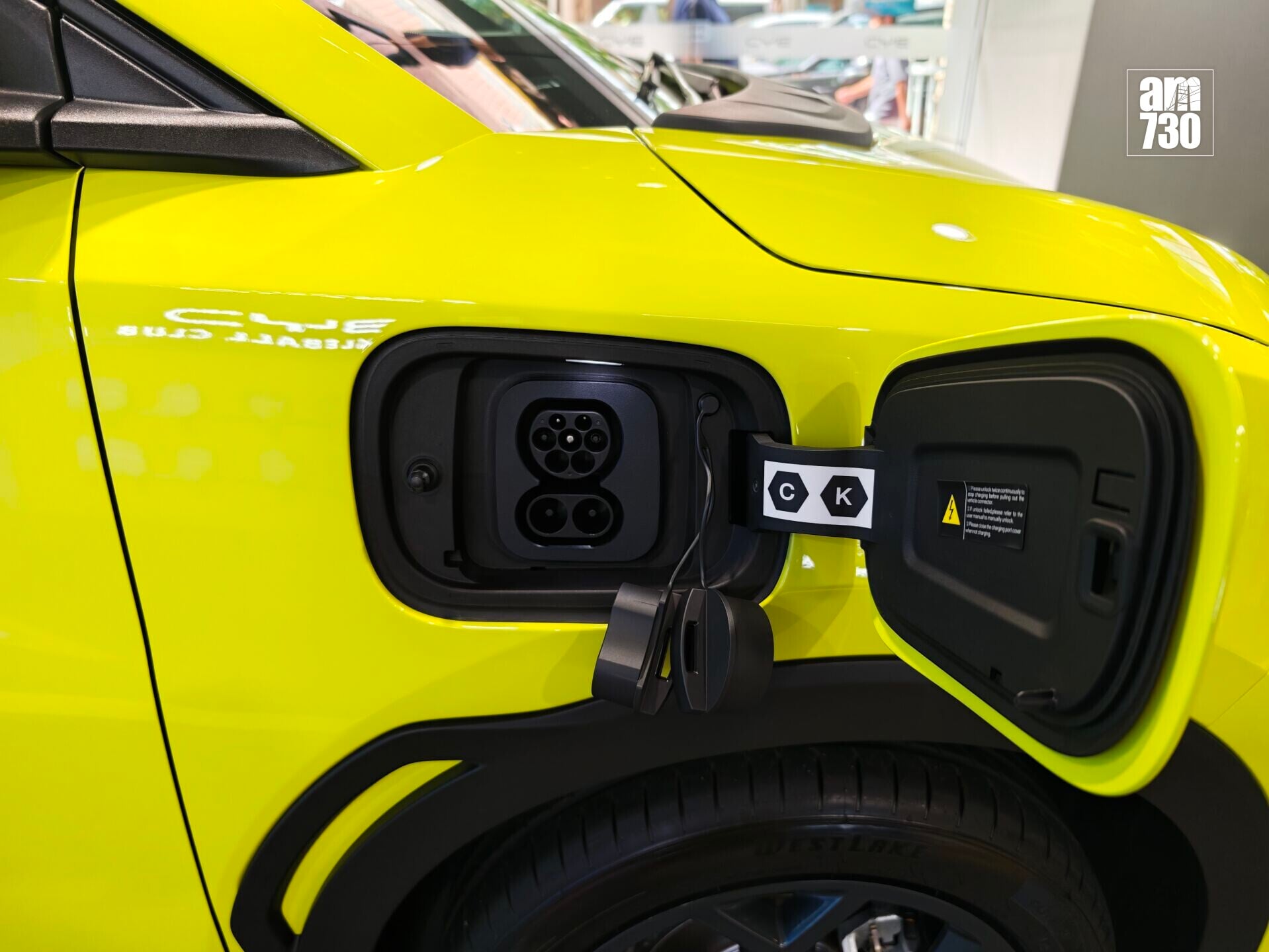 BYD ATTO 1的充電位設於輪胎上方。