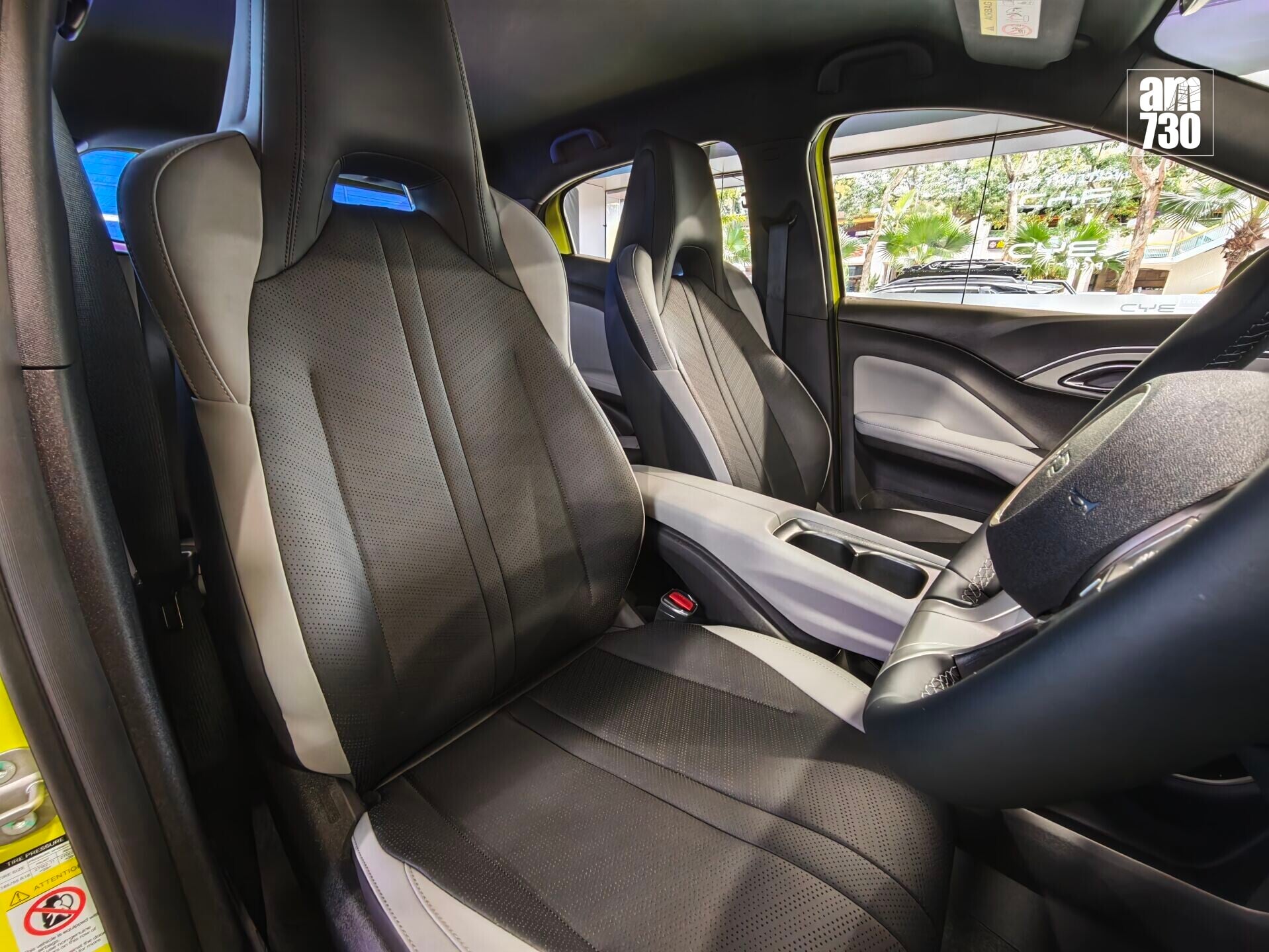 BYD ATTO 1仿皮前座舒適。