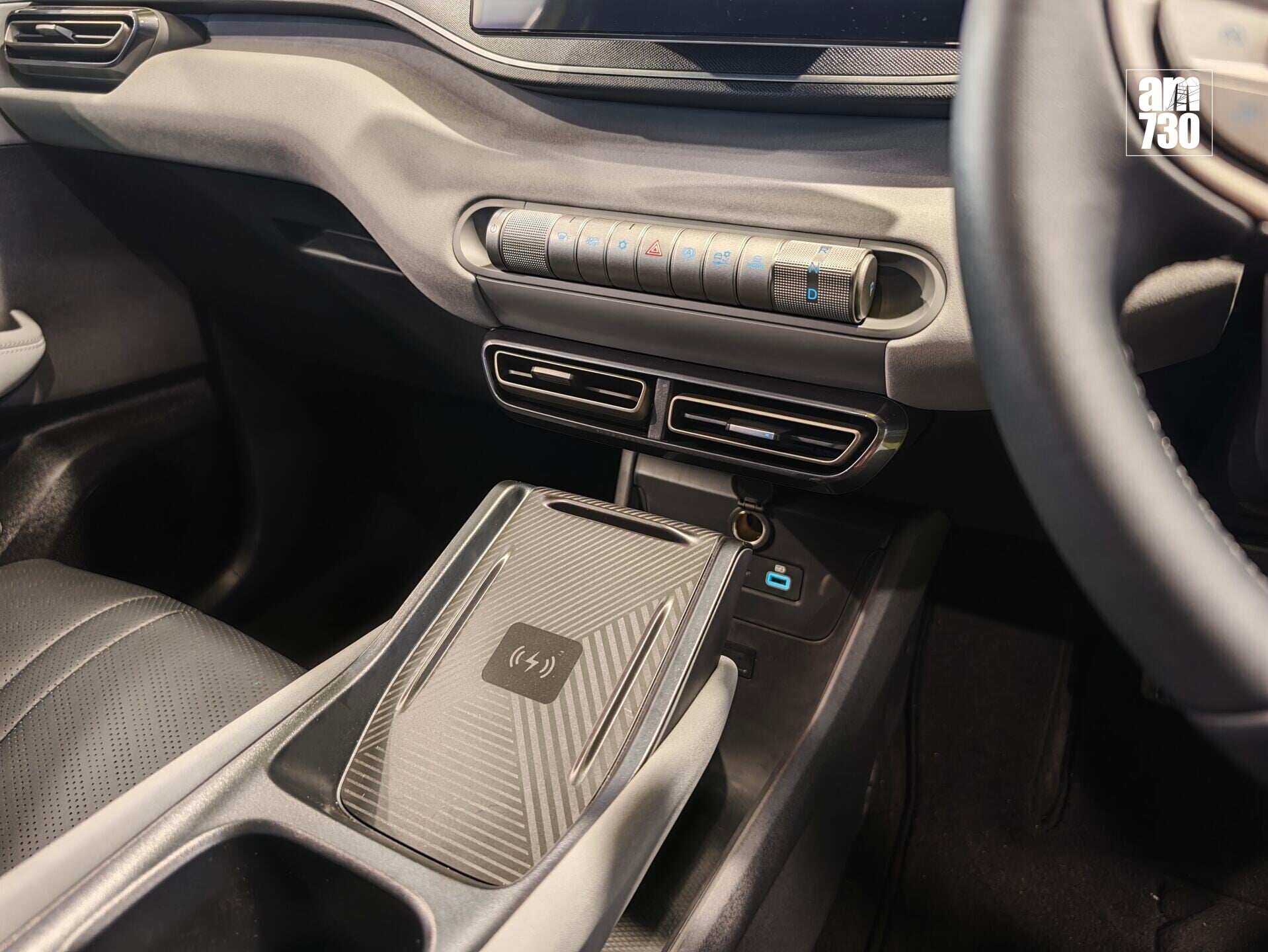 BYD ATTO 1設有無線充電板及獨特的波棍設計。