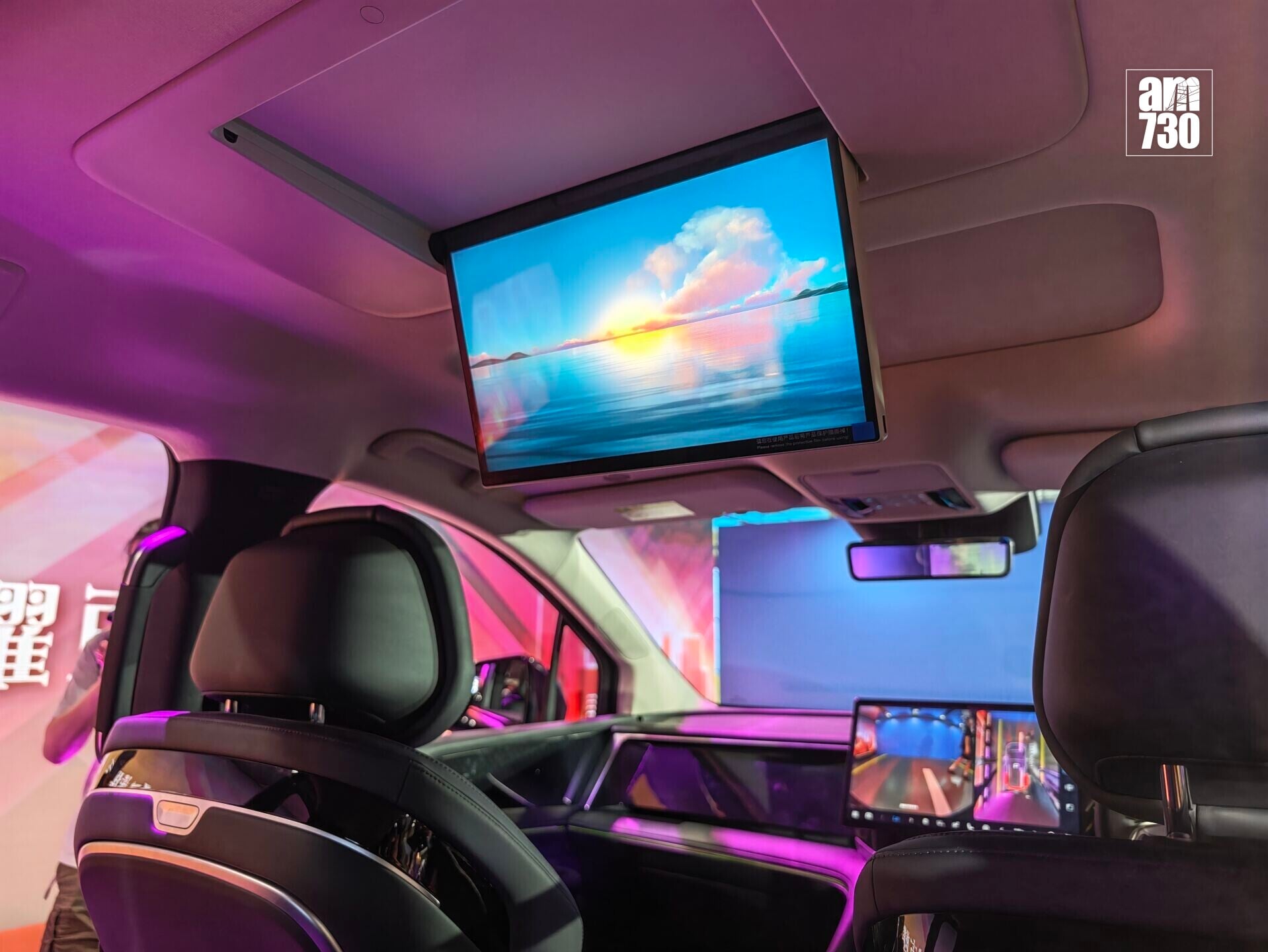BYD M9 DM-i有15.6吋電動摺疊吸頂屏幕。