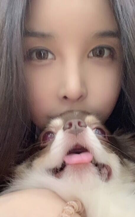 河莉秀不時分享與寵物合照