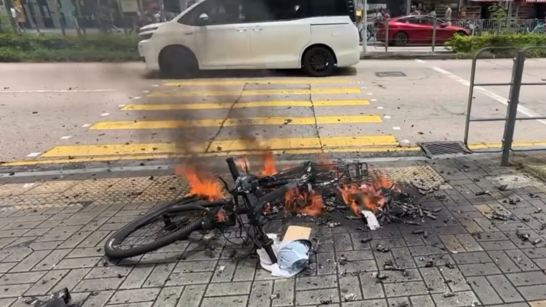 一輛外賣電動單車駛至天水圍天秀路天晴邨對開時，單車突然冒煙起火，單車手立即逃生(Threads)