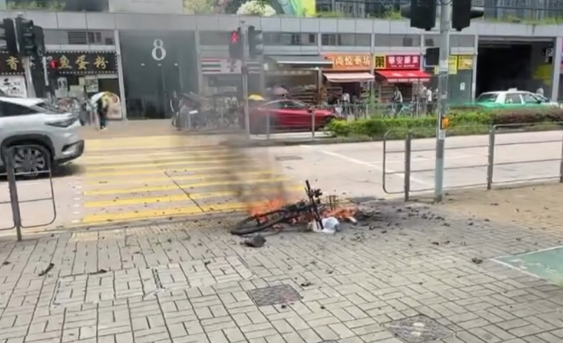 一輛外賣電動單車駛至天水圍天秀路天晴邨對開時,單車突然冒煙起火,單車手立即逃生(Threads)
