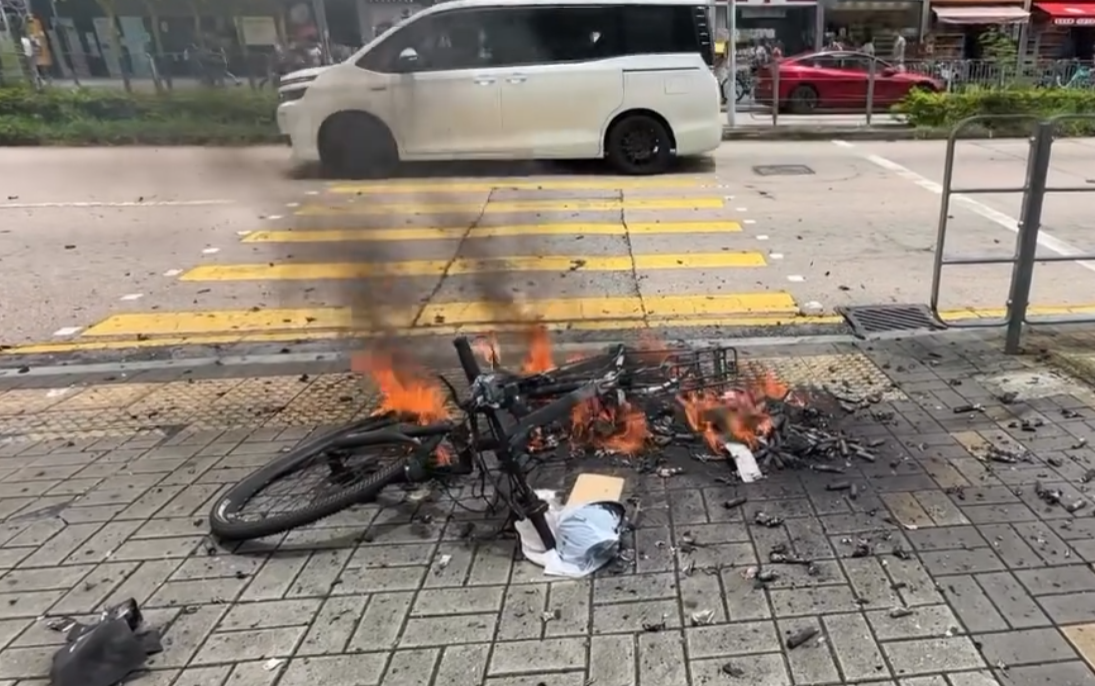 一輛外賣電動單車駛至天水圍天秀路天晴邨對開時,單車突然冒煙起火,單車手立即逃生(Threads)