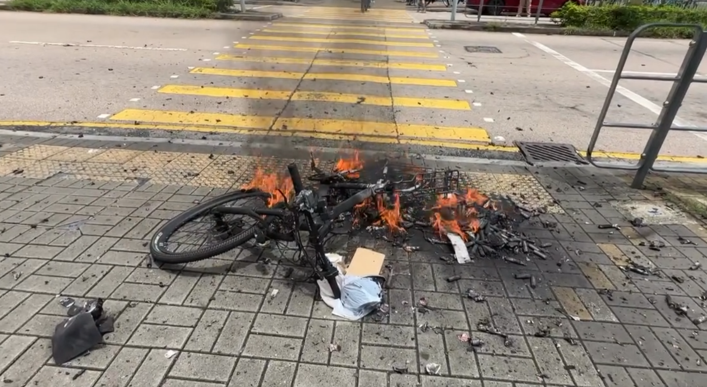 一輛外賣電動單車駛至天水圍天秀路天晴邨對開時,單車突然冒煙起火,單車手立即逃生(Threads)
