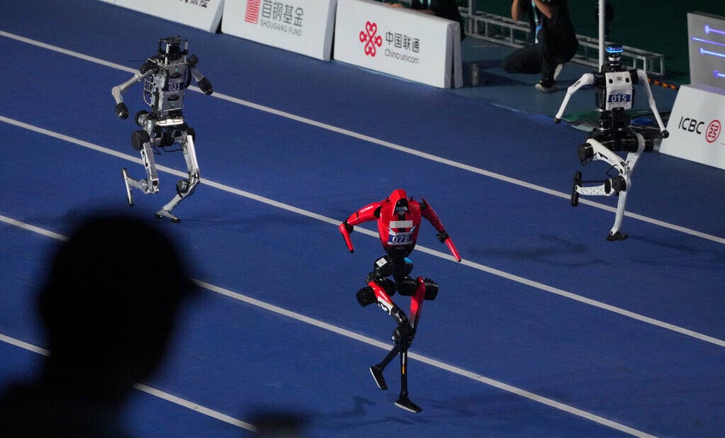第二屆世界人形機械人運動會,100米預賽「閃電」一度領前,不過快到終點時,被天卓隊選手反超(路透)