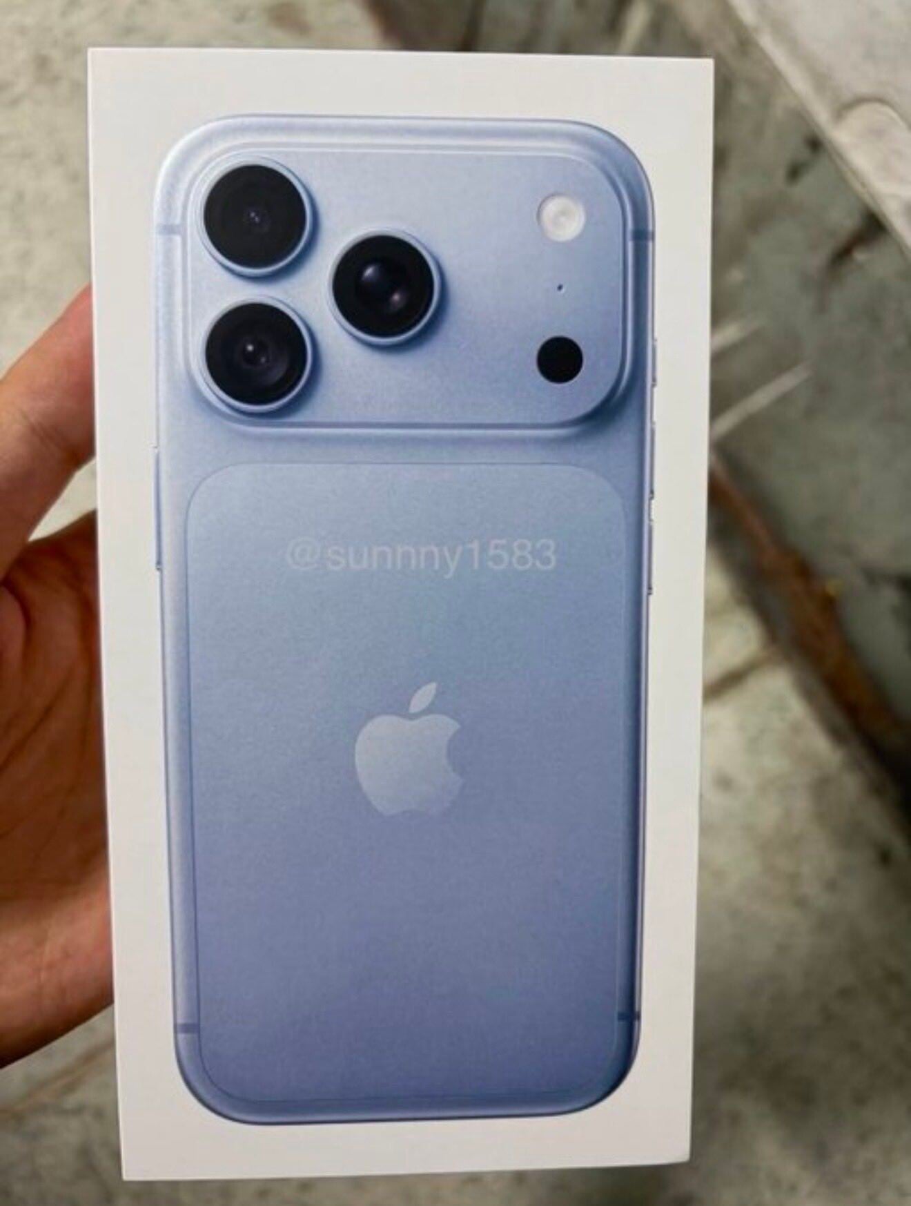 iPhone 18 Pro Max包裝盒照片流出,色款與 2021 年發表 iPhone 13 Pro 天藍色相當接近