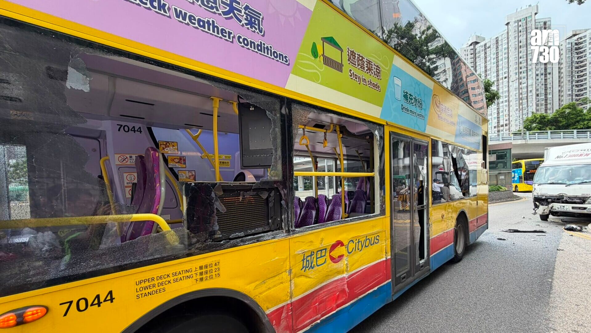 巴士車身損毀。(吳浩南攝)