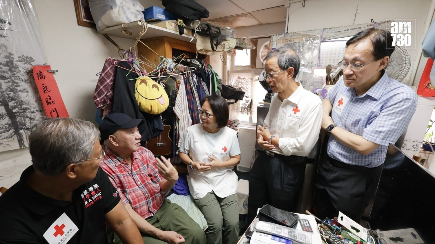 紅十字會與前台長到旺角探訪劏房住戶。(吳康琦攝) (2)