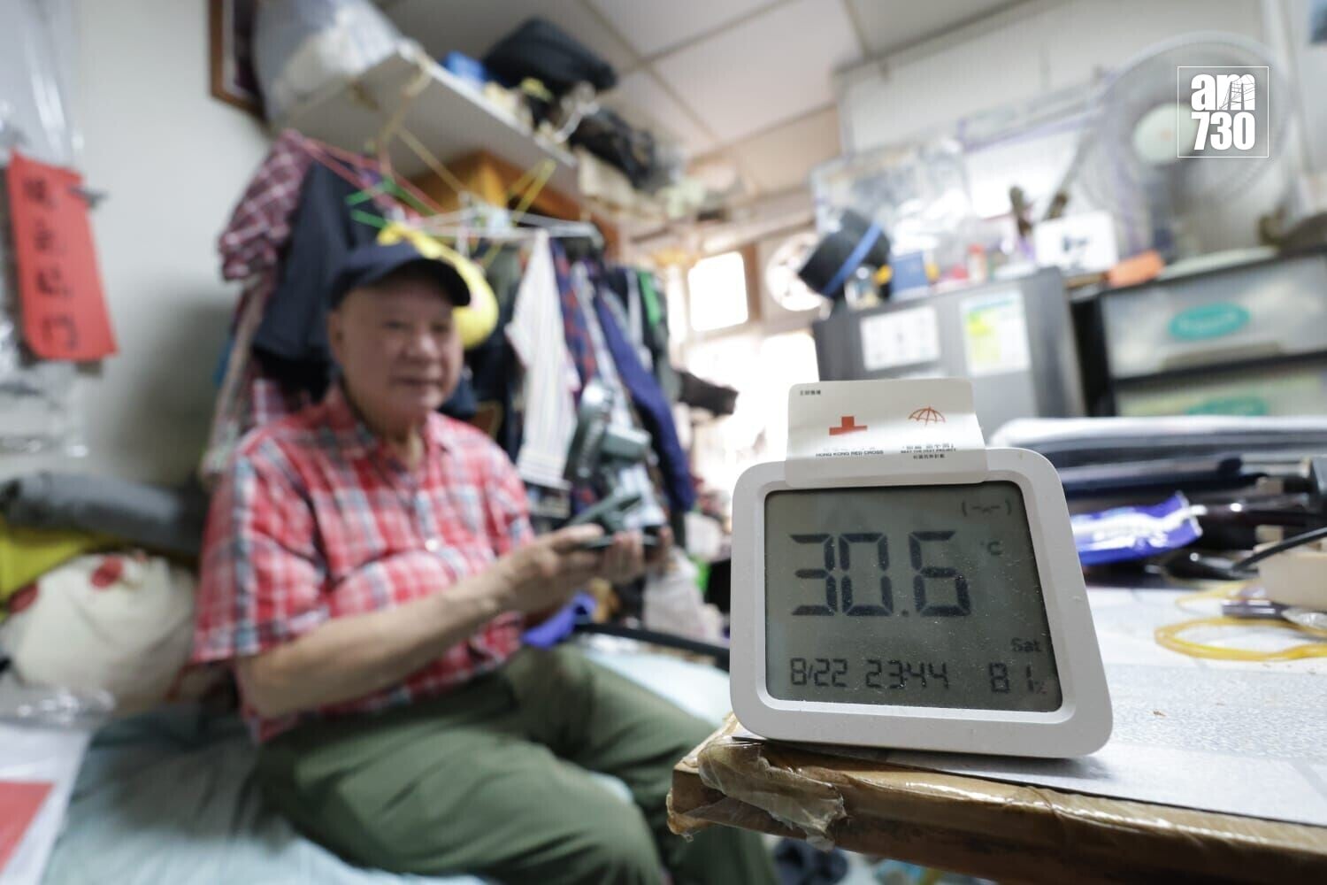 陳伯早前獲轉介接受紅十字會的家居雜物整理服務。(吳康琦攝)
