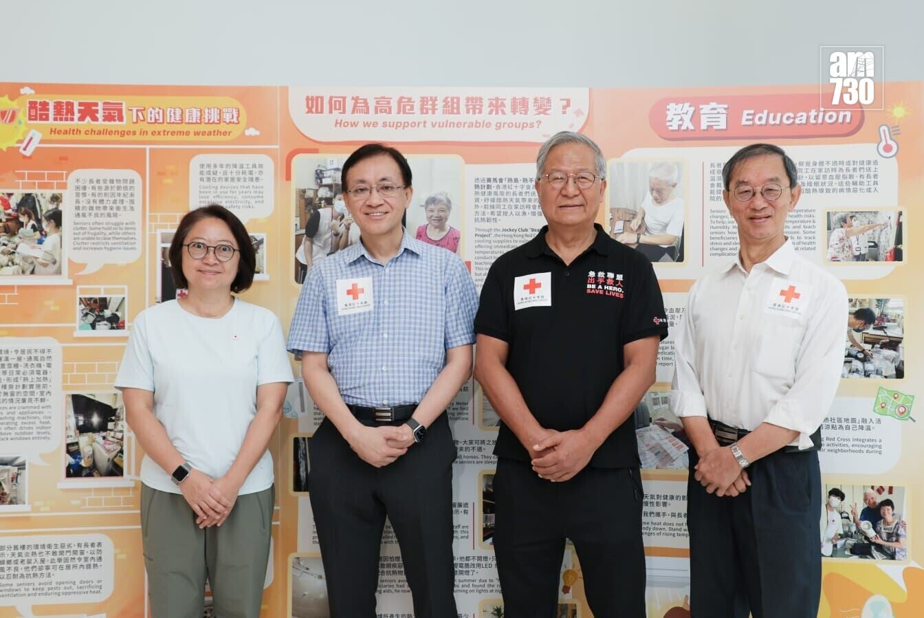 紅十字會與3名前台長到旺角探訪劏房住戶。(吳康琦攝)