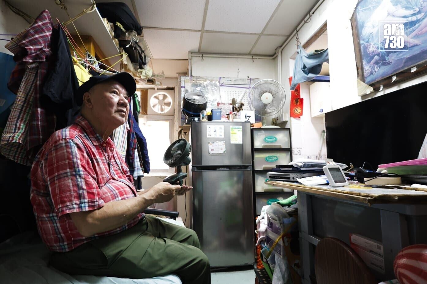 陳伯透露早前最炎熱日子會到長者中心乘涼。(吳康琦攝)