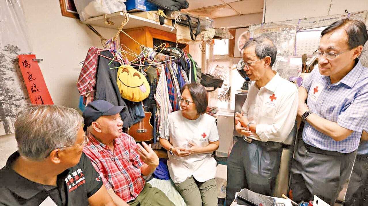 紅十字會與3名前台長到旺角探訪劏房住戶。