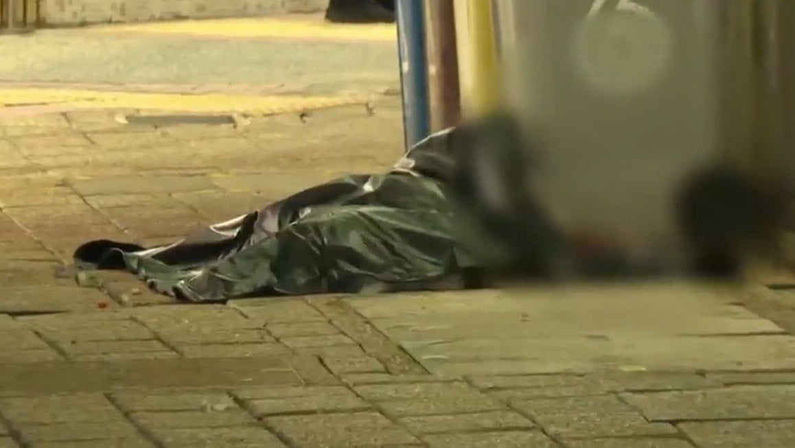 葵涌邨春葵樓八旬翁墮樓亡，揭六旬妻多處傷痕伏屍單位。(有線新聞截圖)