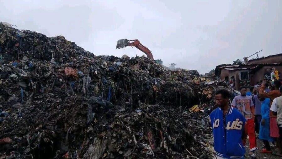 救援人員使用挖土機及其他工具清理山崩現場,官員前往事故現場指導救援工作。(X)