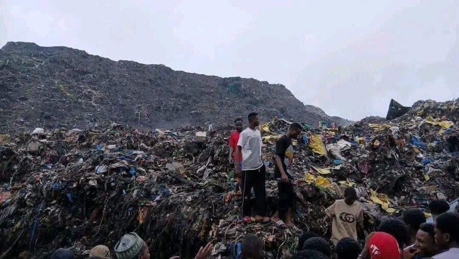 事發前一夜科納克里地區曾落大雨,垃圾堆填場可能受影響而塌方,掩埋附近的帳篷與簡陋棚屋。(X)