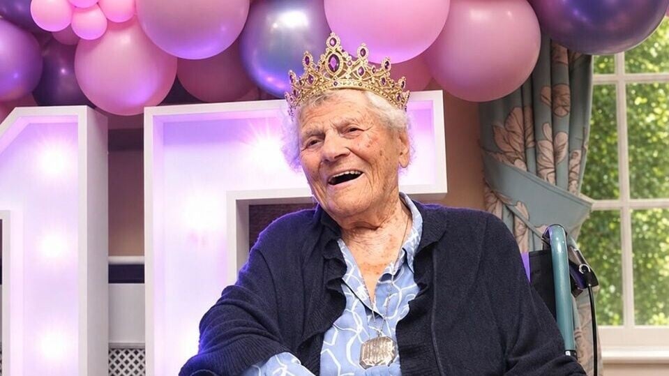 在世最年長人瑞117歲生日，歷經兩次大戰挺過新冠，曾移居香港。(X)