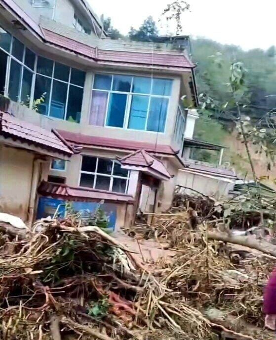 鳳山鎮安石村累計降雨量達101.8毫米,誘發泥石流