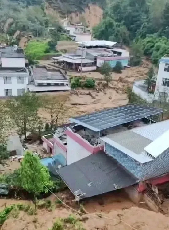雲南鳳山鎮突發泥石流與山泥傾瀉