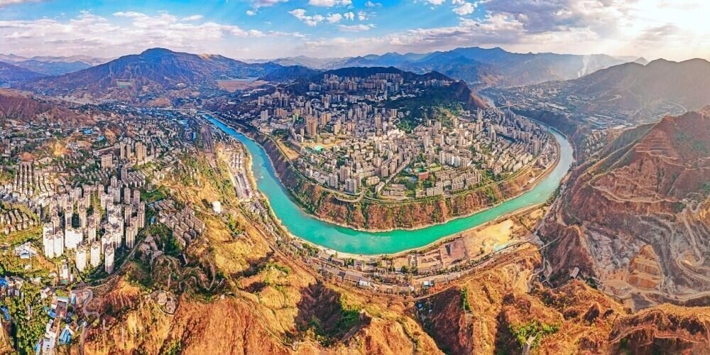 清朝同治年間,一名雲南商人到此買下兩條村土地,並把山包上一棵古老高大的攀枝花樹砍倒,用作修廟木料,自此便有了攀枝花之地名