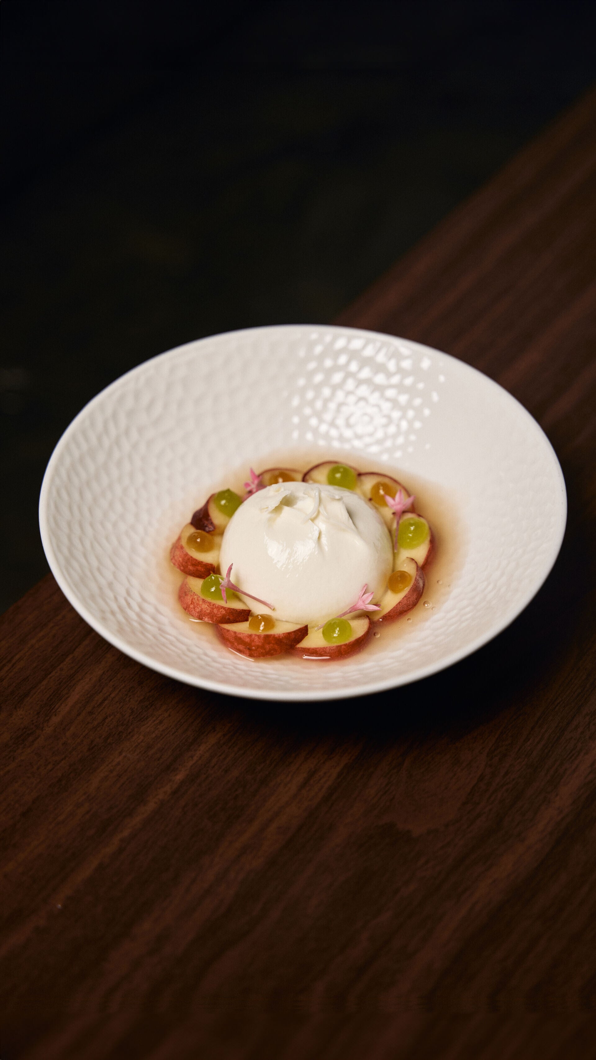 Burrata with Peaches and Friends 布拉塔芝士伴桃子