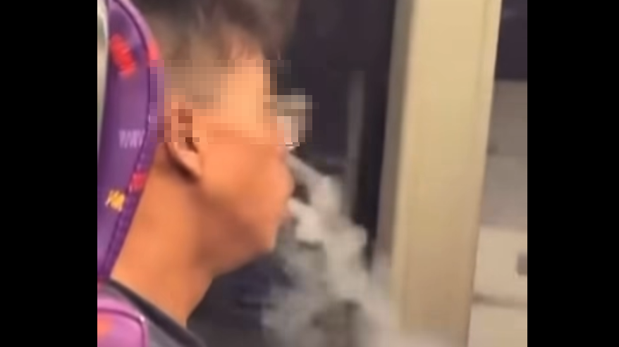 一名男乘客最近在城巴車廂公然吸食電子煙(FB 車cam L香港群組)
